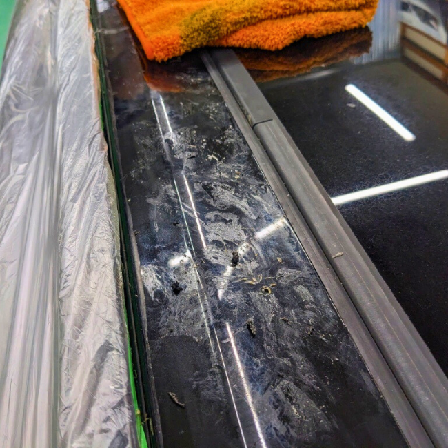 カーラッピングした車両の剥離時ののり残りがひどい剥離時の悪い例