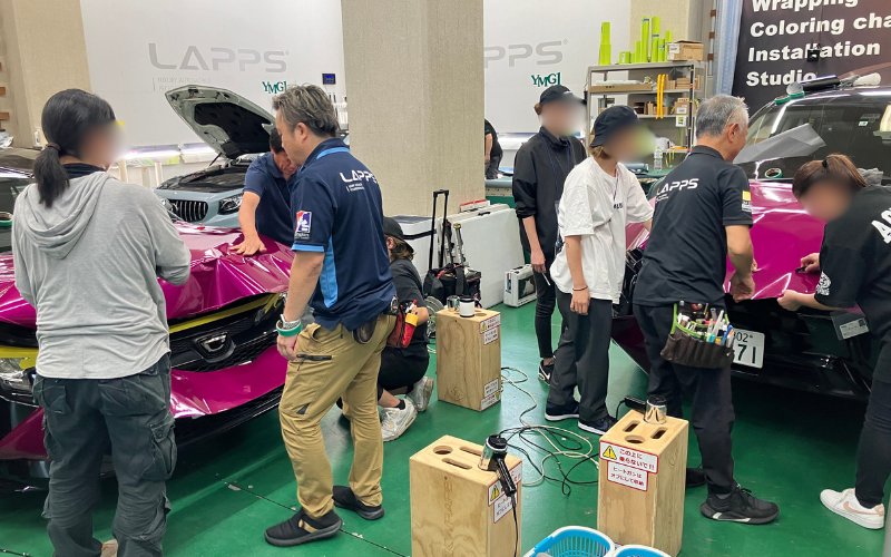 SNS投稿風景や施工ノウハウ講習会でのメモを取る受講者