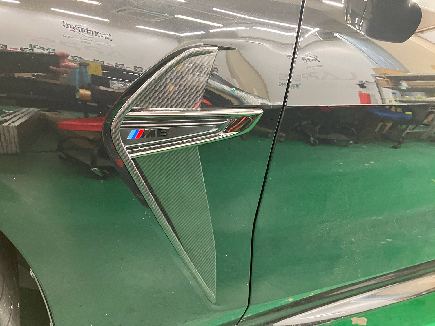 BMW M8のフェンダーダクトをカーボンラッピング