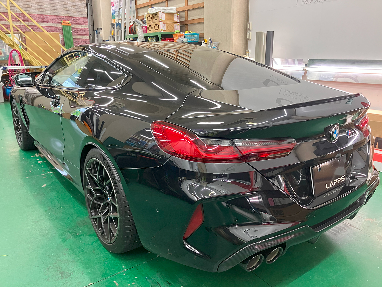 BMW M8リアからのラッピング施工画像