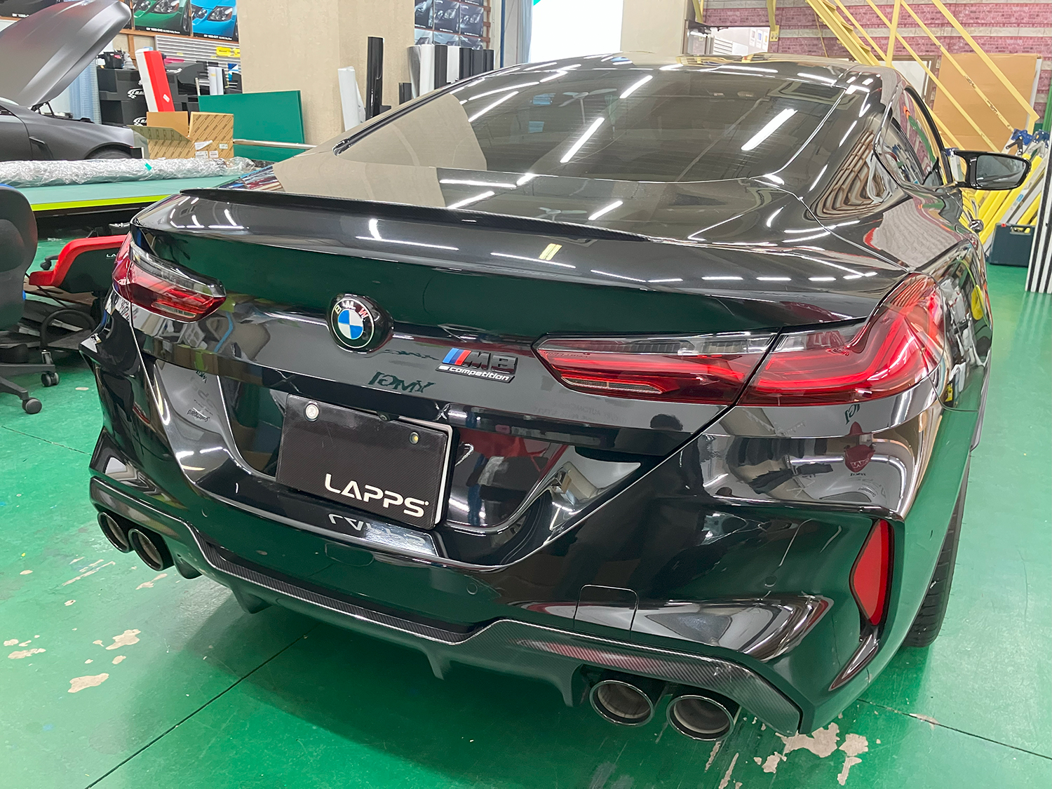 BMW M8のリアディフューザーラッピング
